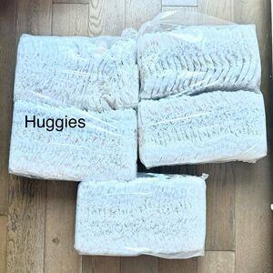 Huggies size 2-3T 140pcs diapers